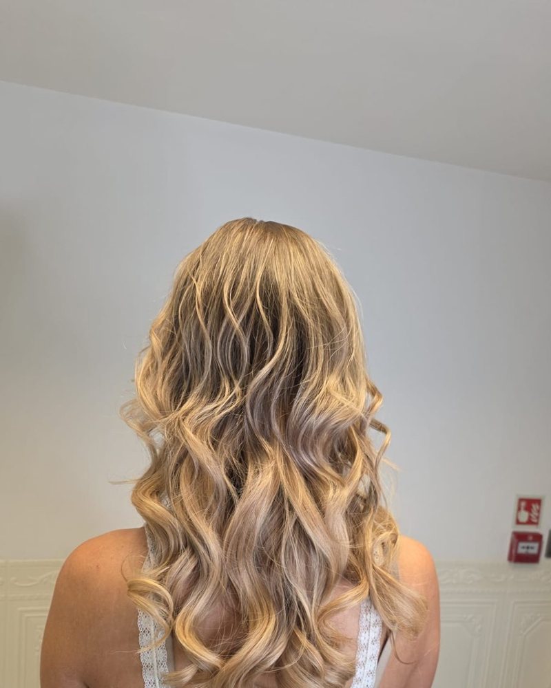 Blonde balayage with loose waves