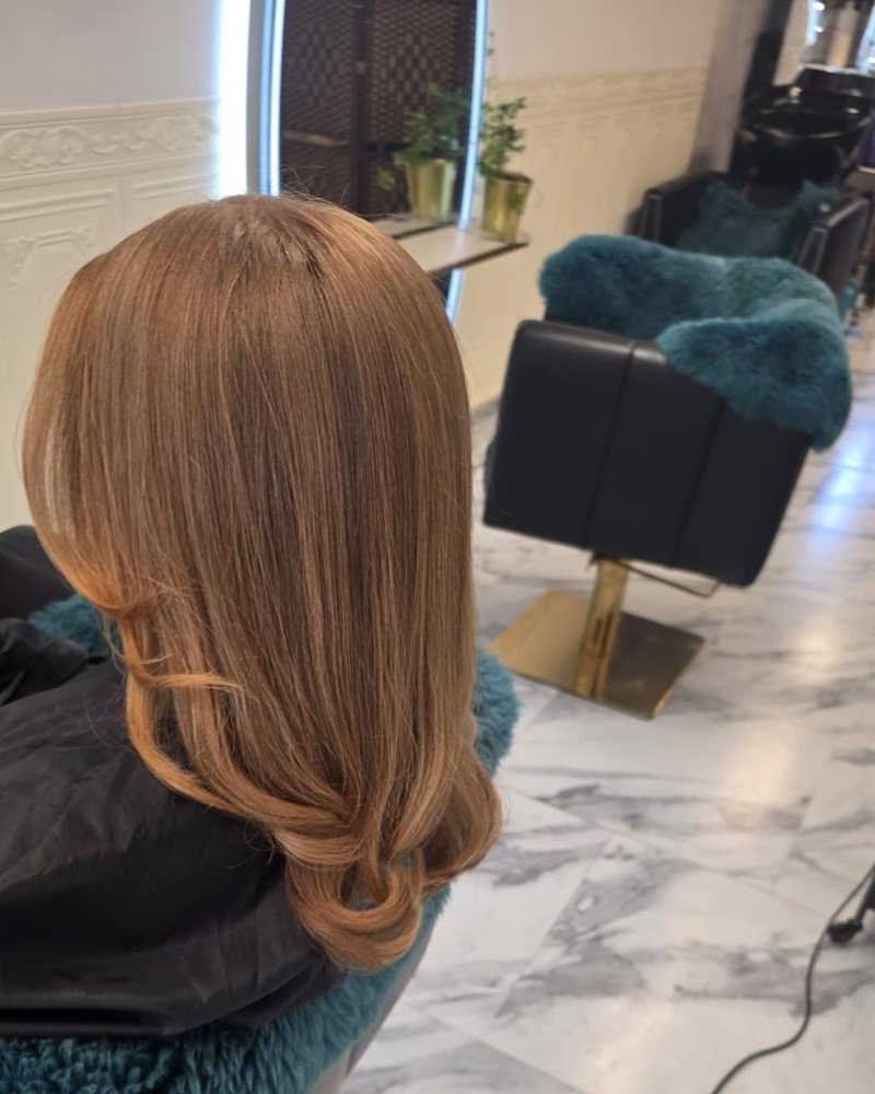 Glossy caramel blow-dry in the Got2Ask studio
